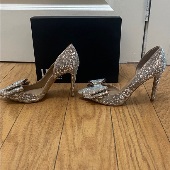 INC International Concepts Glittering Bow Heels in Silver and Tan - Picture 4 of 10